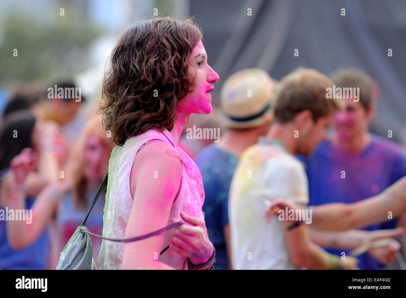 BENICASIM, Spanien - Juli 21: Menschen bei der Pringles Holi Farben Party im FIB (Festival Internacional de Benicassim) Festival. Stockfoto
