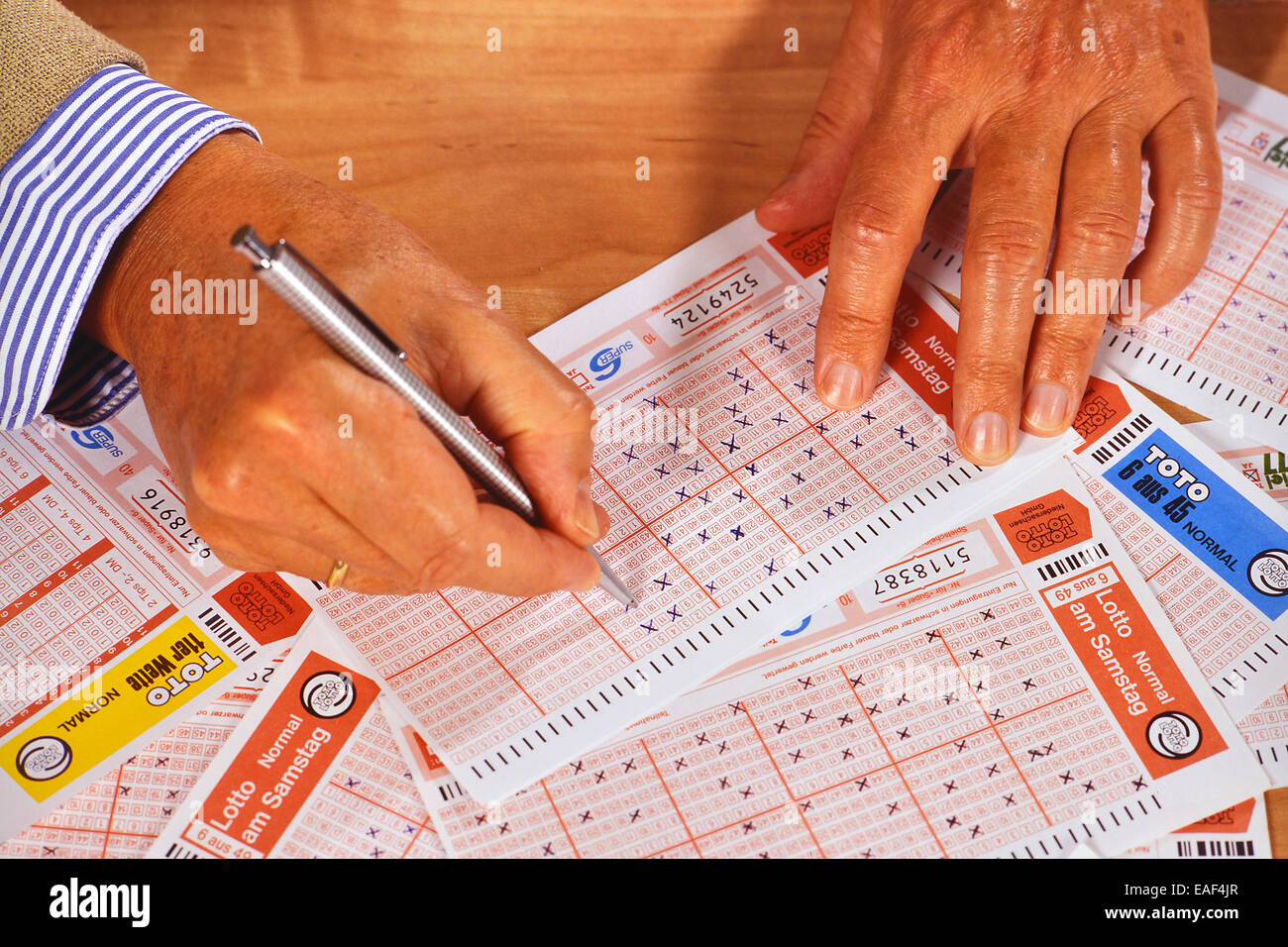 Senior-Mann einen Lottoschein ausfüllen Stockfoto