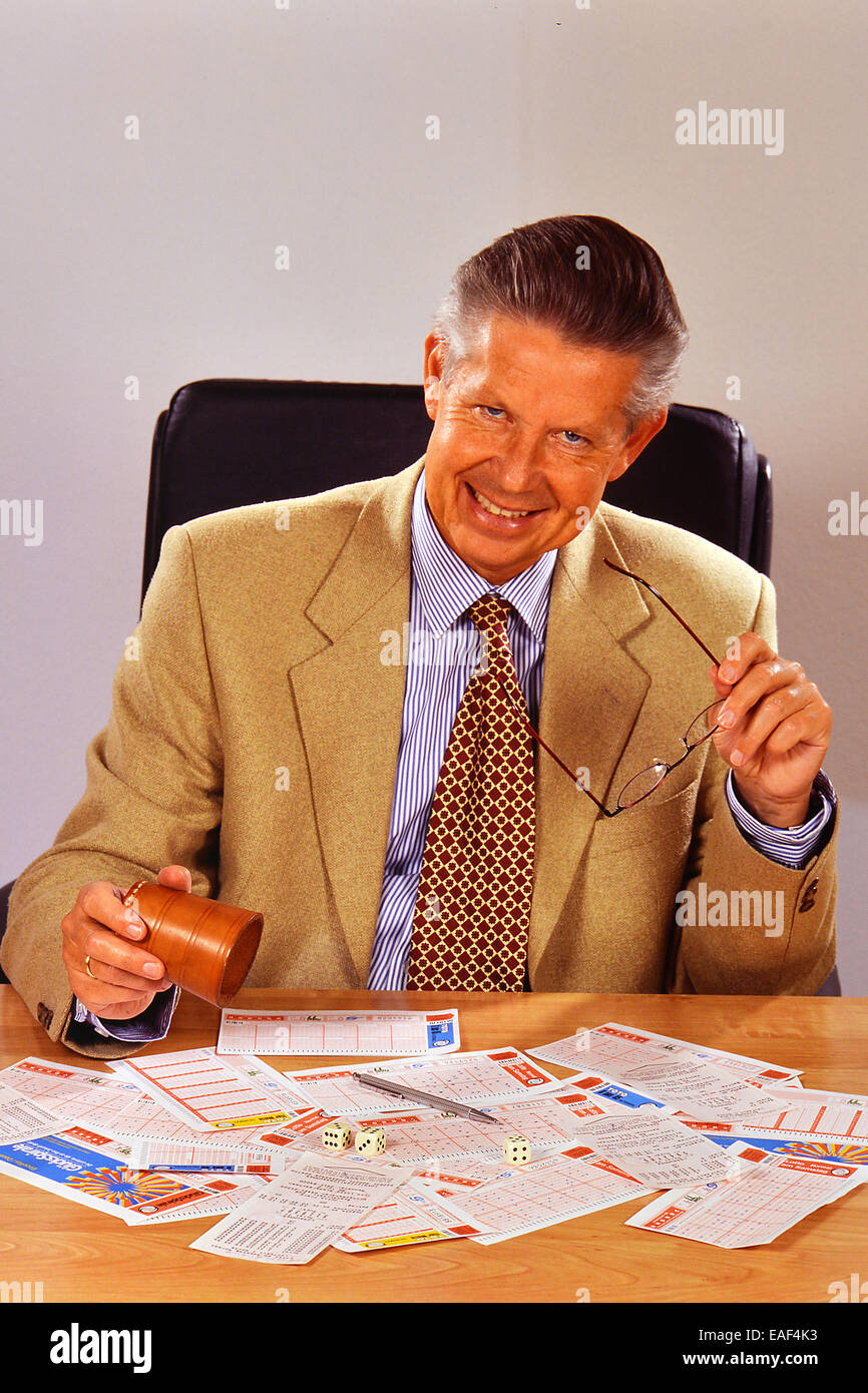 Senior woman verschiedene Lottoscheine ausfüllen Stockfoto