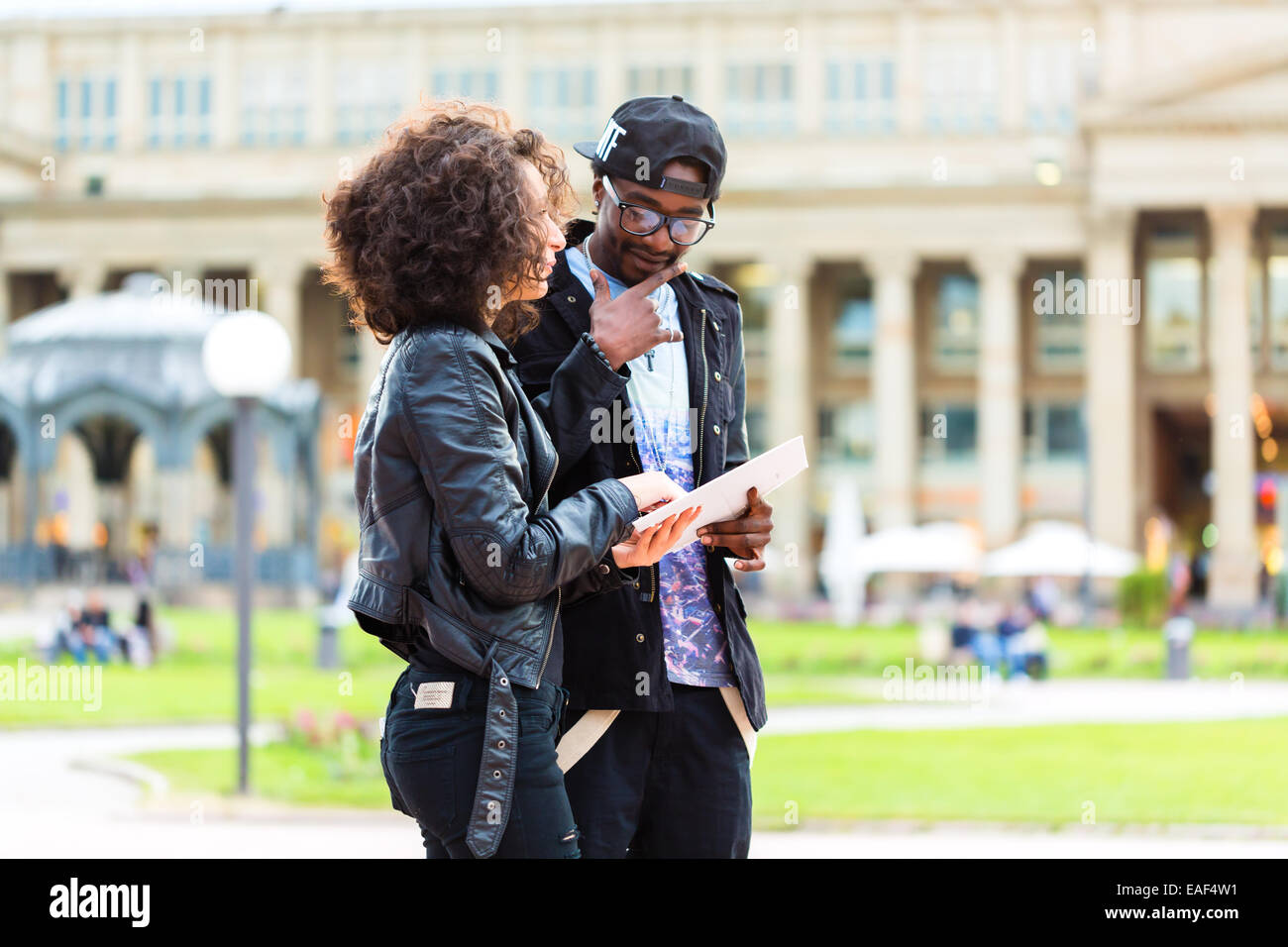 Young African American Paar tun Sightseeing mit Stadtplan Stockfoto