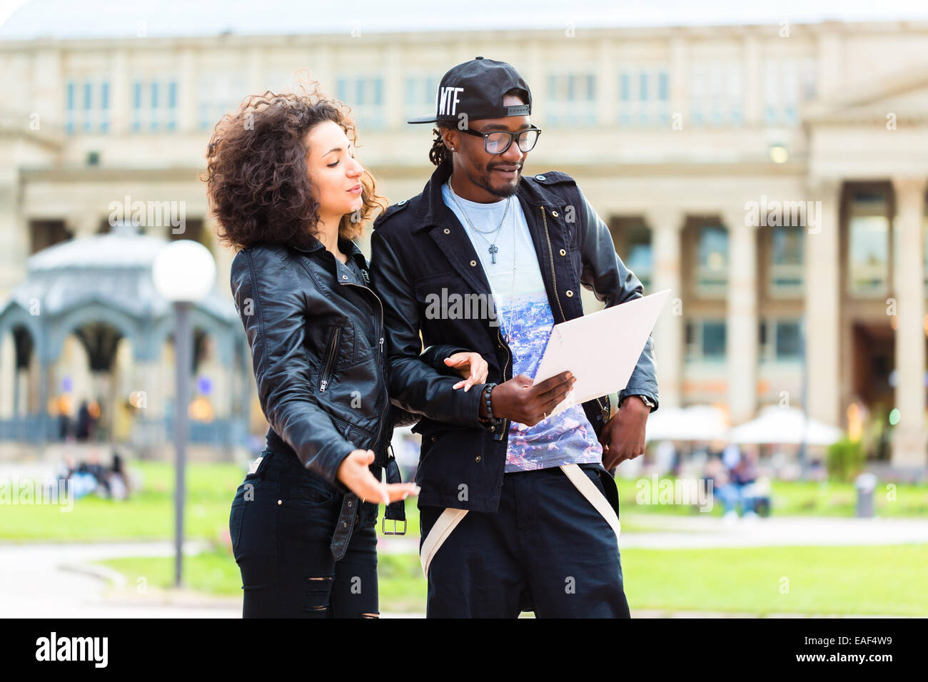 Young African American Paar tun Sightseeing mit Stadtplan Stockfoto