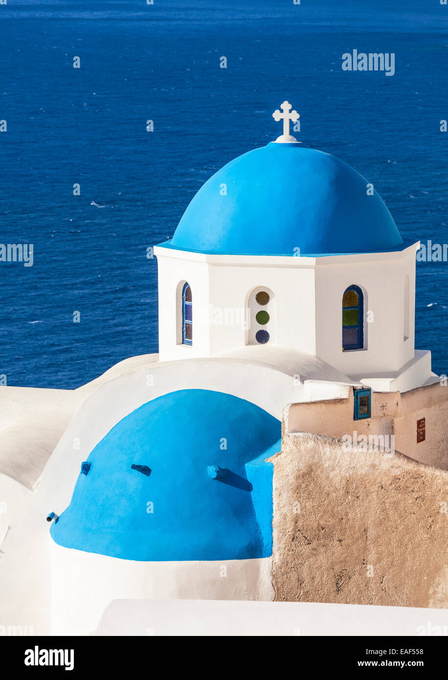 Blauen Kirchenkuppeln in das Dorf Oia, Santorini, Thira, Kykladen, griechische Inseln, Griechenland, EU, Europa Stockfoto