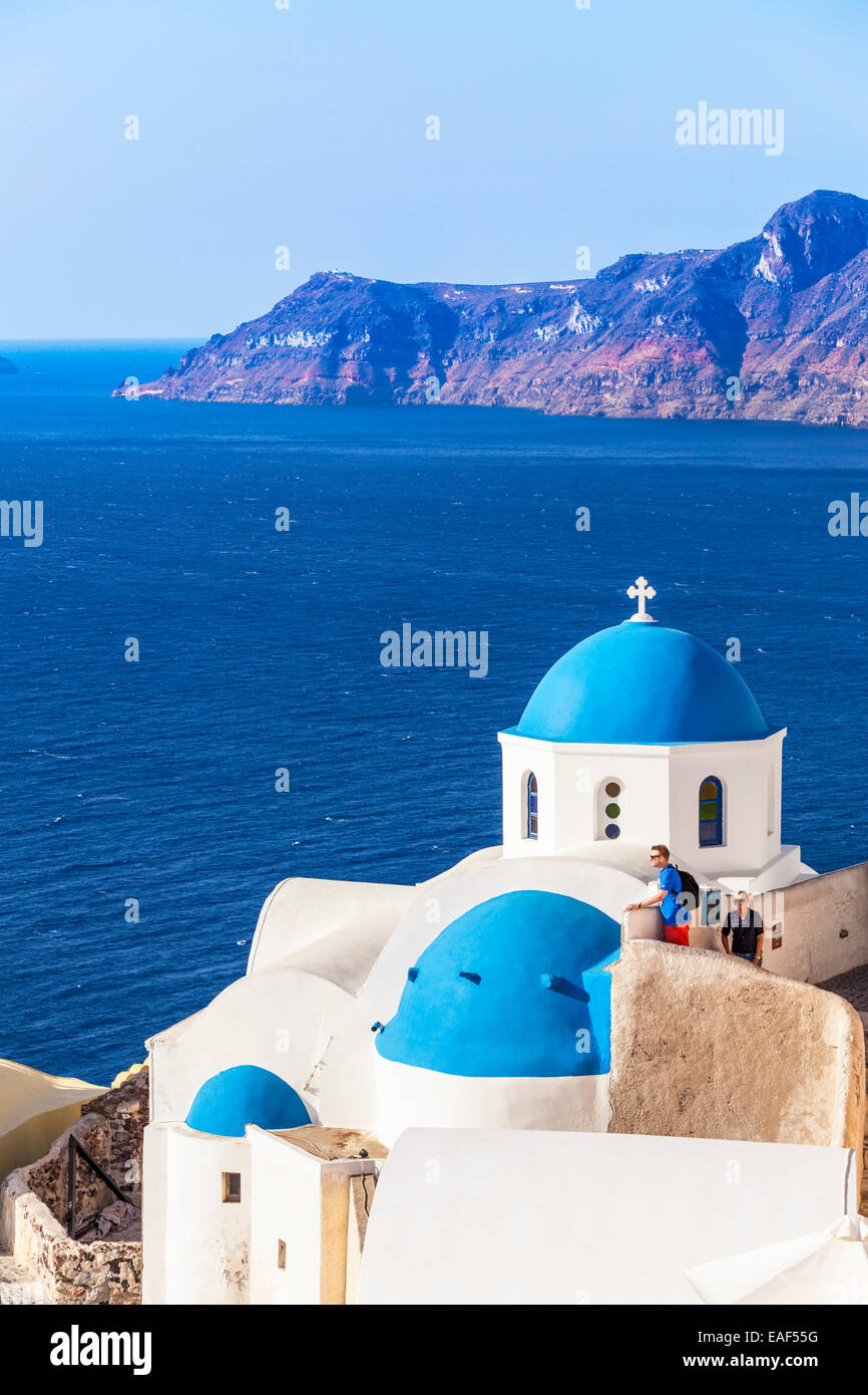 Blaue Kirchenkuppeln und Touristen in das Dorf Oia, Santorini, Thira, Kykladen, griechische Inseln, Griechenland, EU, Europa Stockfoto