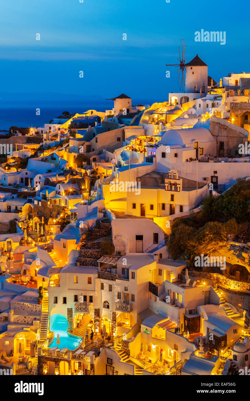 Windmühle & weißen Häuser in der Nacht in das Dorf Oia, Santorini, Thira, Kykladen, griechische Inseln, Griechenland, EU, Europa Stockfoto