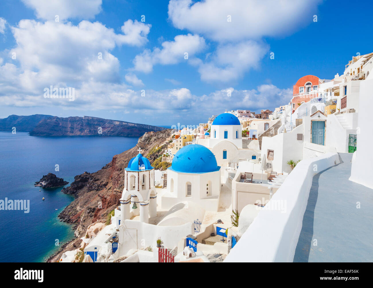 Oia Santorini Griechenland - Weiße Häuser und blaue Kuppeln im Dorf Oia, Santorin, Thira, Kykladen, griechische Inseln, Griechenland, EU, Europa Stockfoto