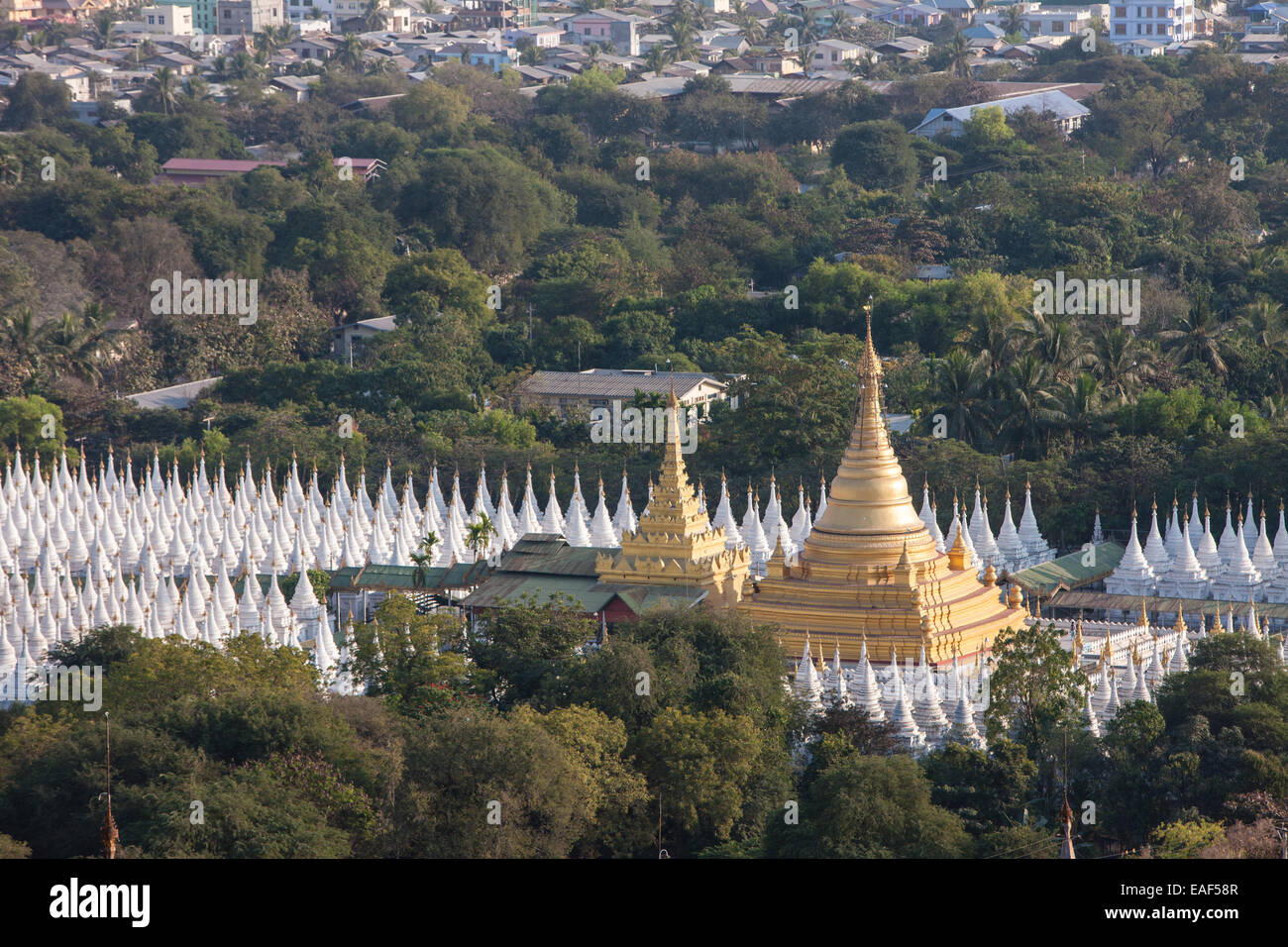 Ansicht von oben des Mandalay Hill mit weißen Pagoden am Sandamuni Tempel, Mandalay, Birma, Myanmar, Südostasien, Asien, Stockfoto