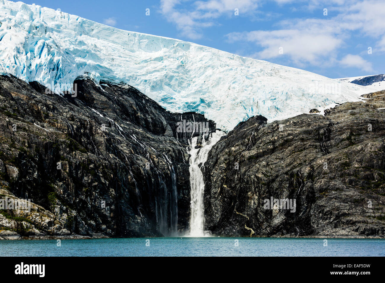 Schmelzwasser aus dem Northland Gletscher entlang Blackstone Bay schafft einen Wasserfall in der Nähe von Whittier in Yunan Alaska Stockfoto