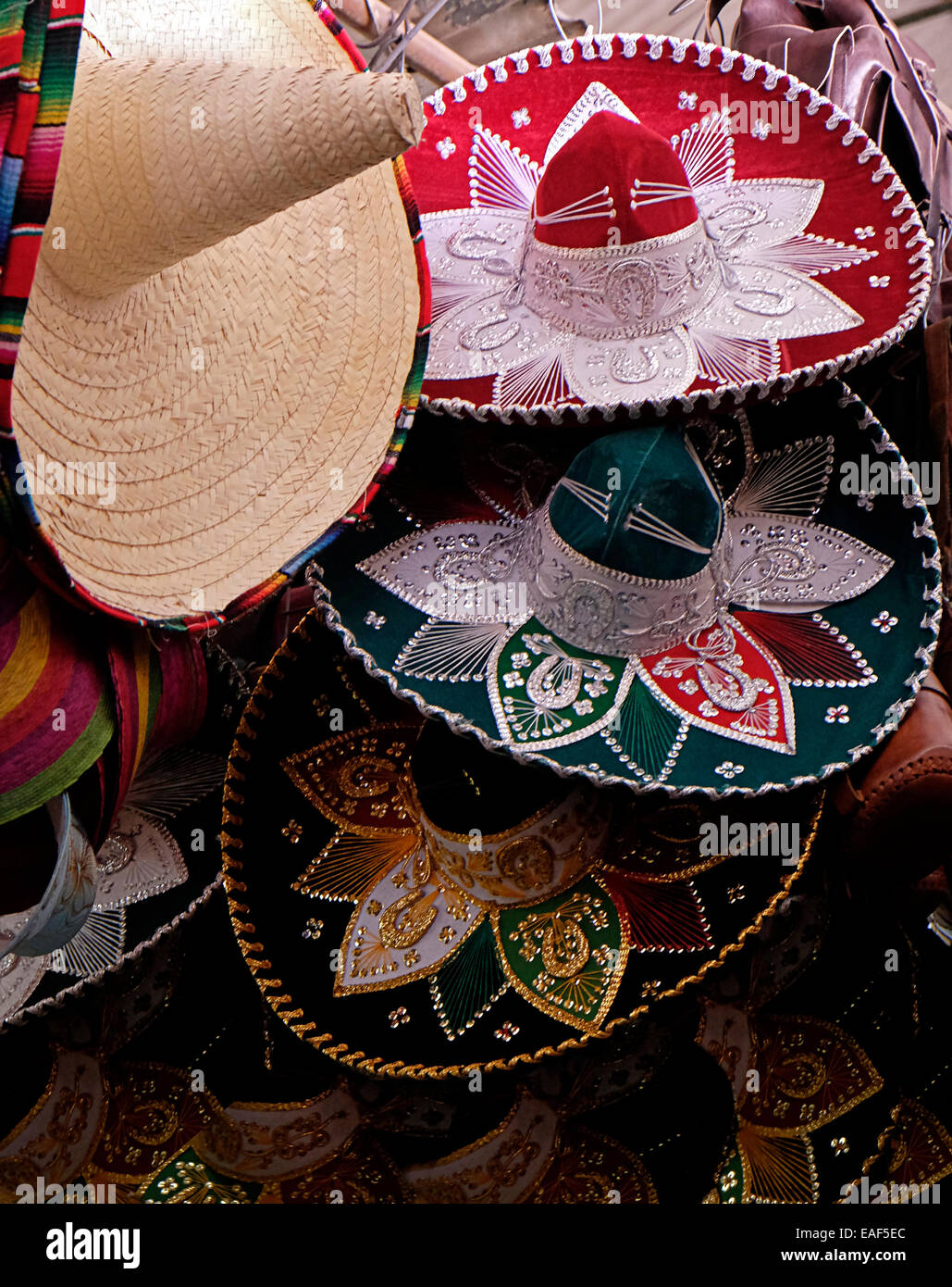 Schicke Hüte auf Marktständen in Oaxaca-Stadt, Mexiko Stockfoto