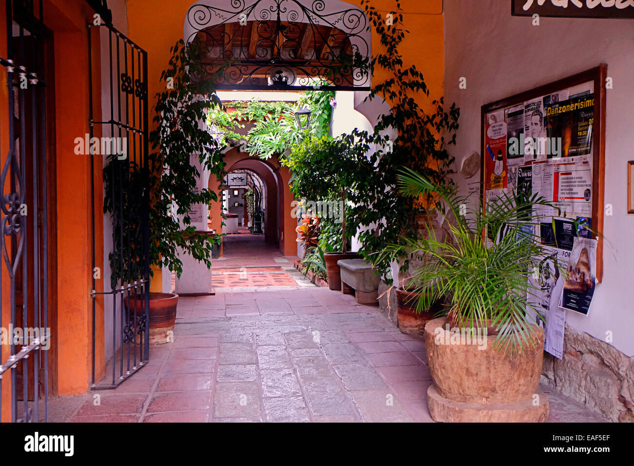 Farbenfrohe, farbenfrohe Inneneinrichtung des Einzelhandelsgeschäfts in Oaxaca-Stadt, Mexiko Stockfoto