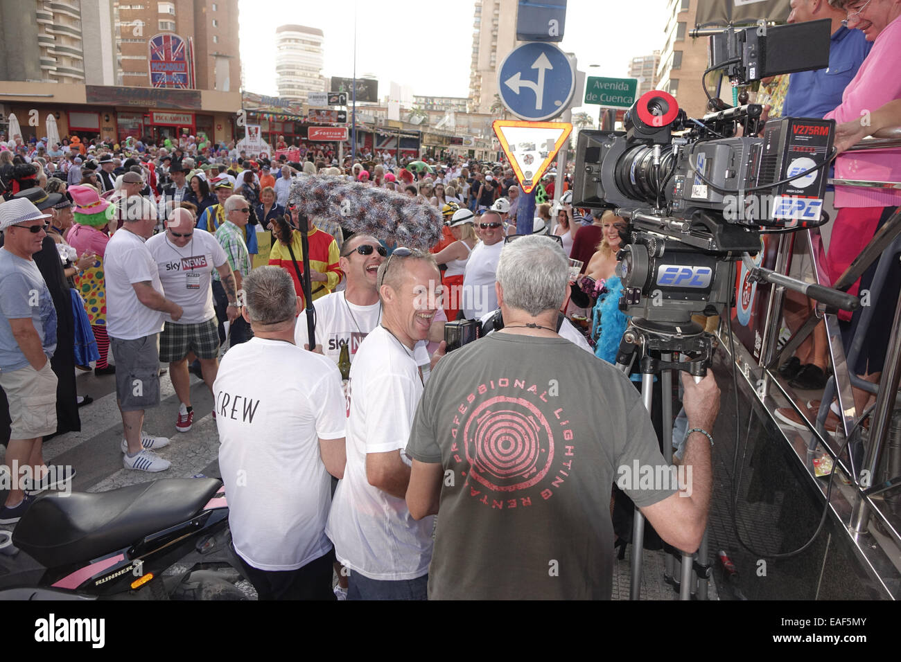 Benidorm, Costa Blanca, Spanien. 13. November 2014. TV-Film-Crew außerhalb einer britischen bar Aufnahme Hintergrund Aufnahmen für einen möglichen Einsatz in der Fernsehserie "Benidorm" eingerichtet. Bildnachweis: Mick Flynn/Alamy Live-Nachrichten Stockfoto