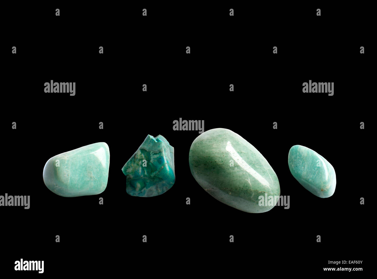 Vier grünen Steinen. Vier grüne Semi Edelsteine, Aventurin, Azurit, Türkis, isoliert auf schwarz Stockfoto