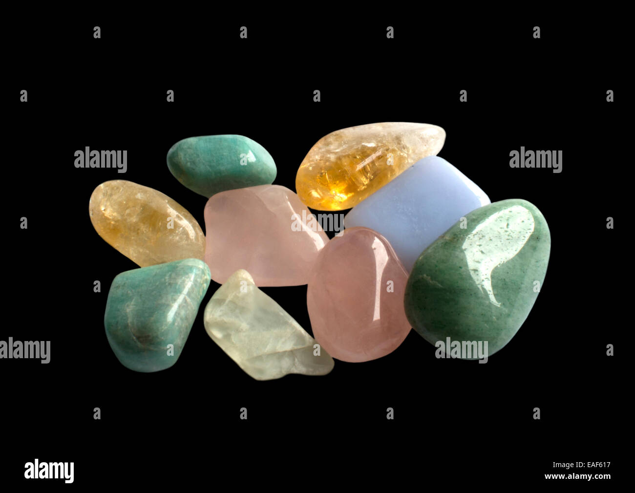 Halbedelsteine Edelsteine in gelb, grün und Pink, isoliert auf schwarz. Quarz, Aventurin, Calcit, Citrin und andere. Stockfoto