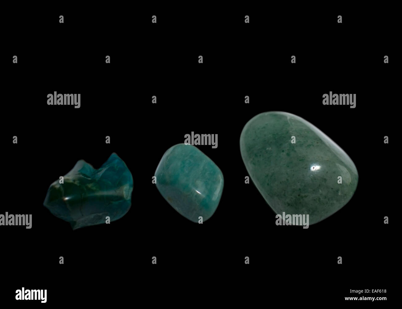 Drei grünen Steinen, Türkis, Aventurin und Amazonite, isoliert auf schwarz Stockfoto