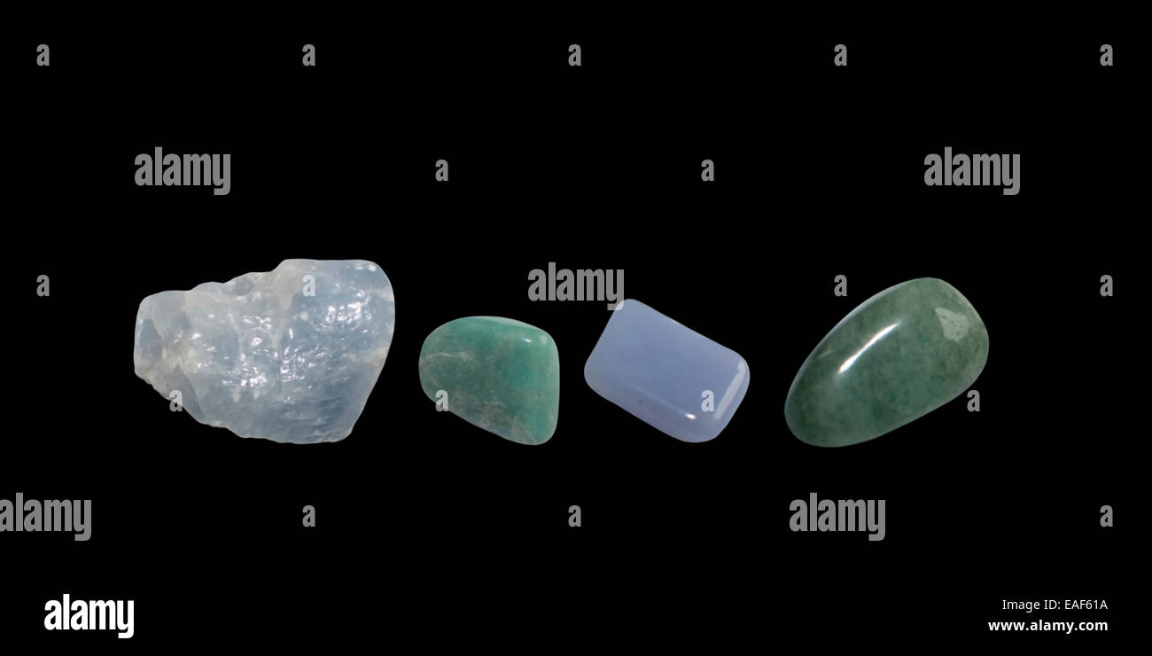 Grüne und blaue Edelsteine, Calcit, Avventurine und isoliert auf schwarz Stockfoto
