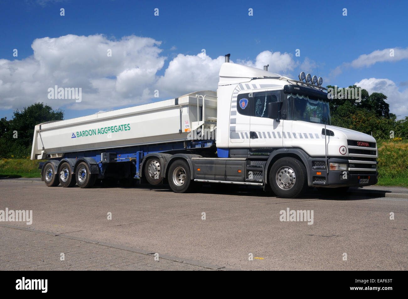 Ein Scania 124L 470 Zugmaschine und Anhänger in Bardon Aggregate Lackierung in Leicester, Leicestershire, England Stockfoto