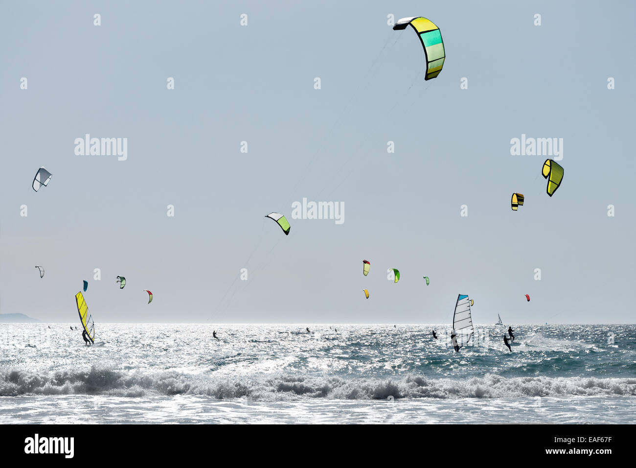 Windsurfer und Kite-Surfer Surfen im schönen Wind-Bedingungen Stockfoto