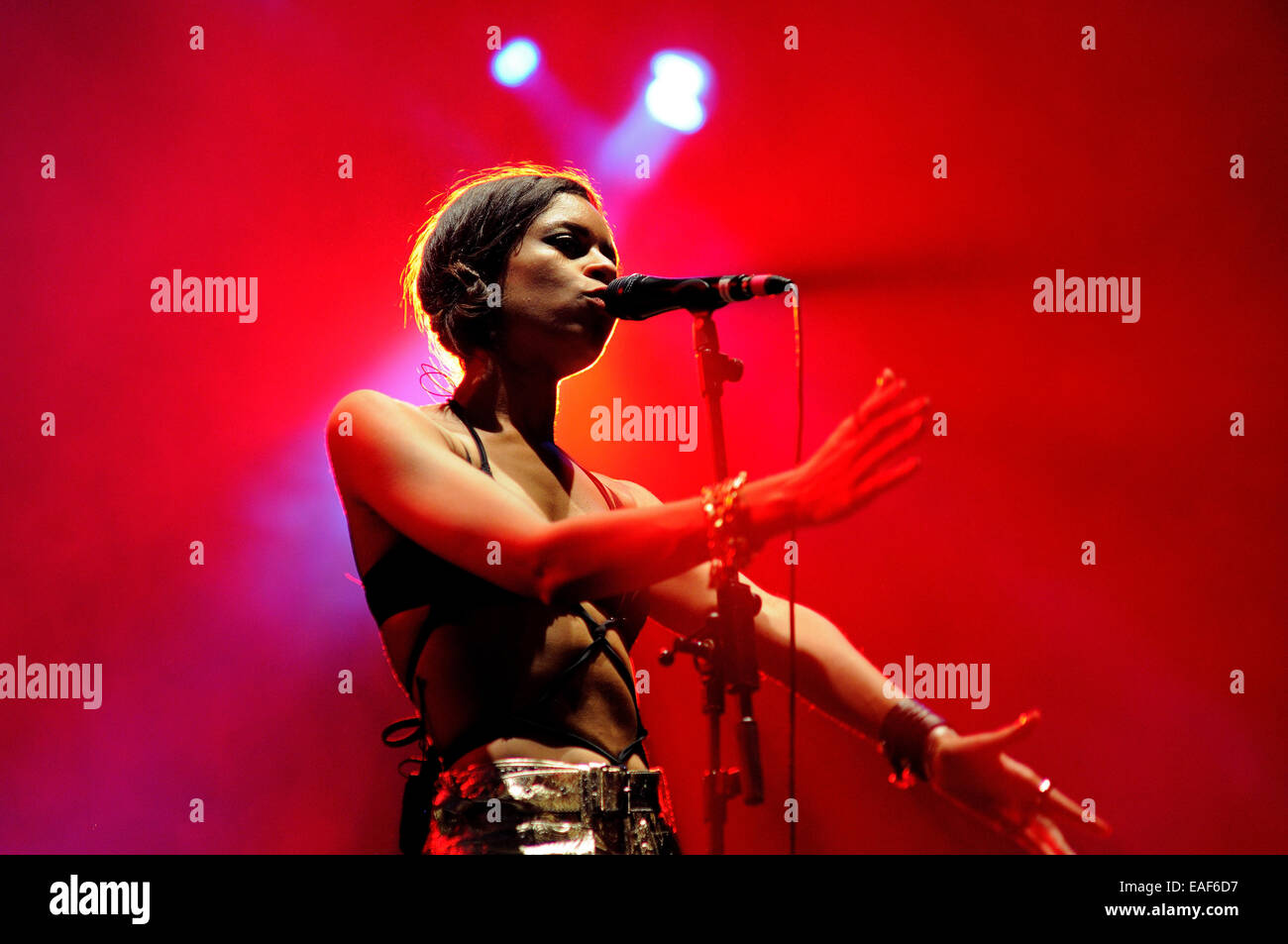 BENICASIM, Spanien - Juli 21: Aluna Francis, Sänger der Band AlunaGeorge, konzertante Aufführung am FIB. Stockfoto