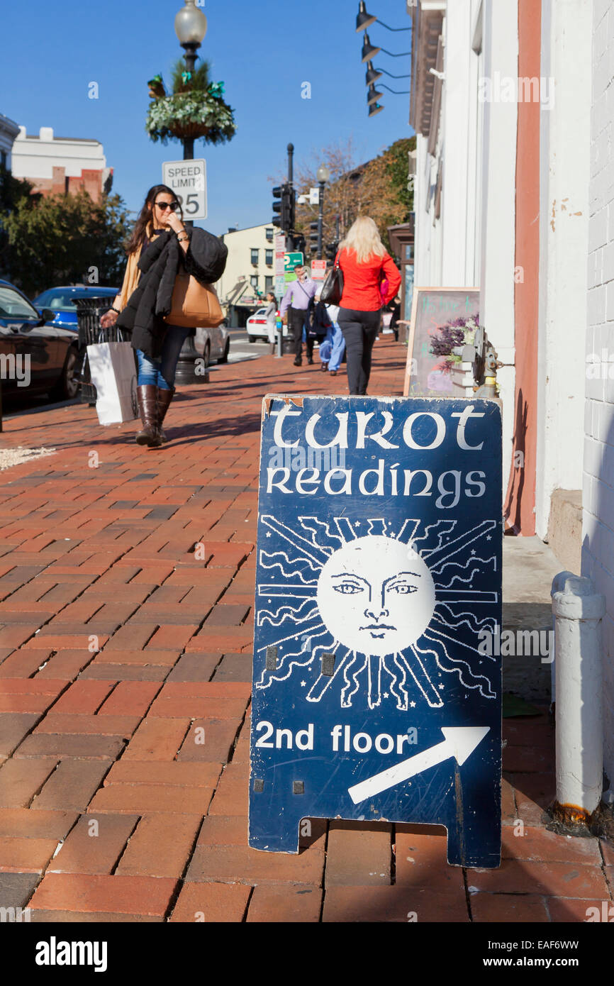 Tarot lesen Zeichen auf Bürgersteig - Georgetown, Washington, DC USA Stockfoto