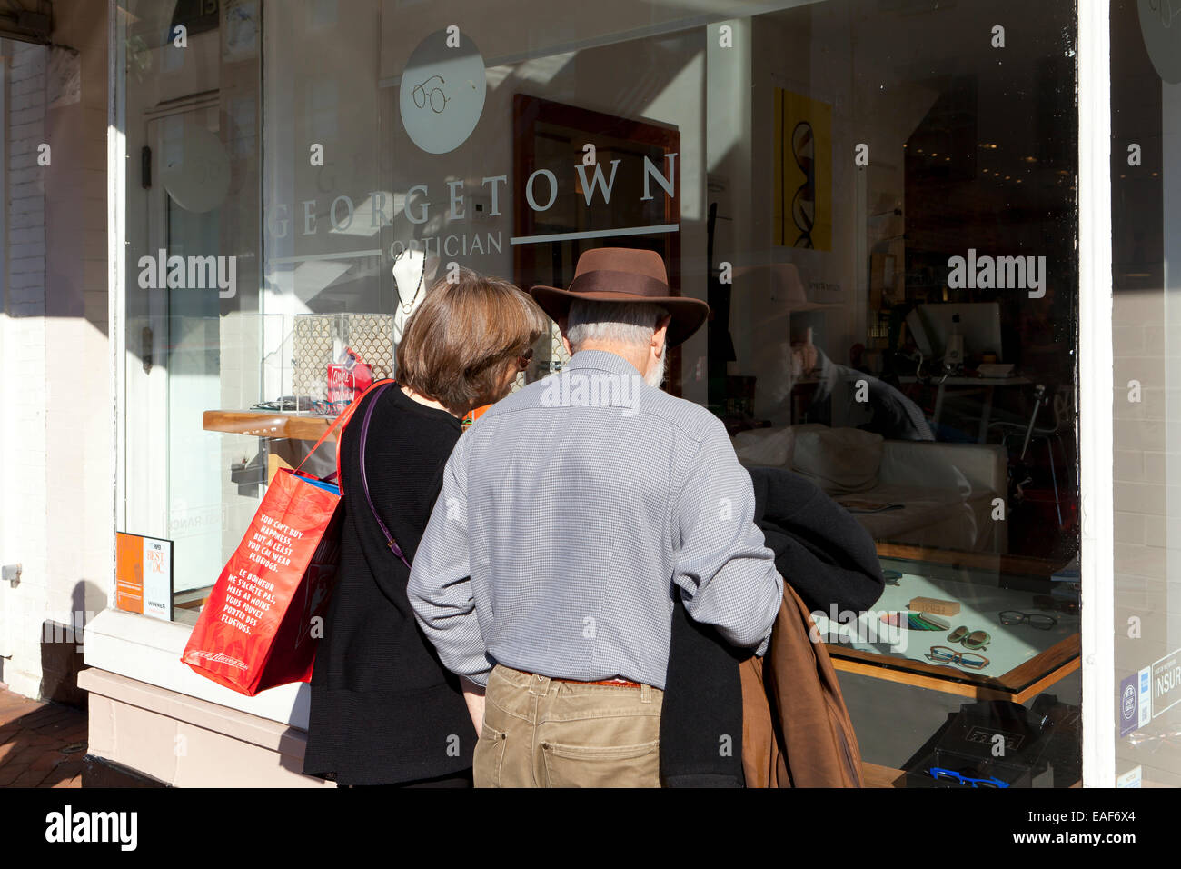 Älteres Ehepaar Blick durch Optiker Schaufenster - USA Stockfoto