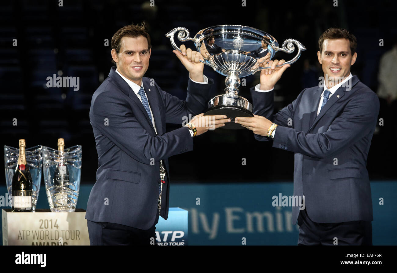 London, Großbritannien. 13. November 2014. Bryan Brüder der Vereinigten Staaten halten die ATP World Tour Nr. 1 Doppel Team Award-Trophäe in der ATP World Tour Finals in O2 Arena in London, Großbritannien, am 13. November 2014. Bildnachweis: Tang Shi/Xinhua/Alamy Live-Nachrichten Stockfoto