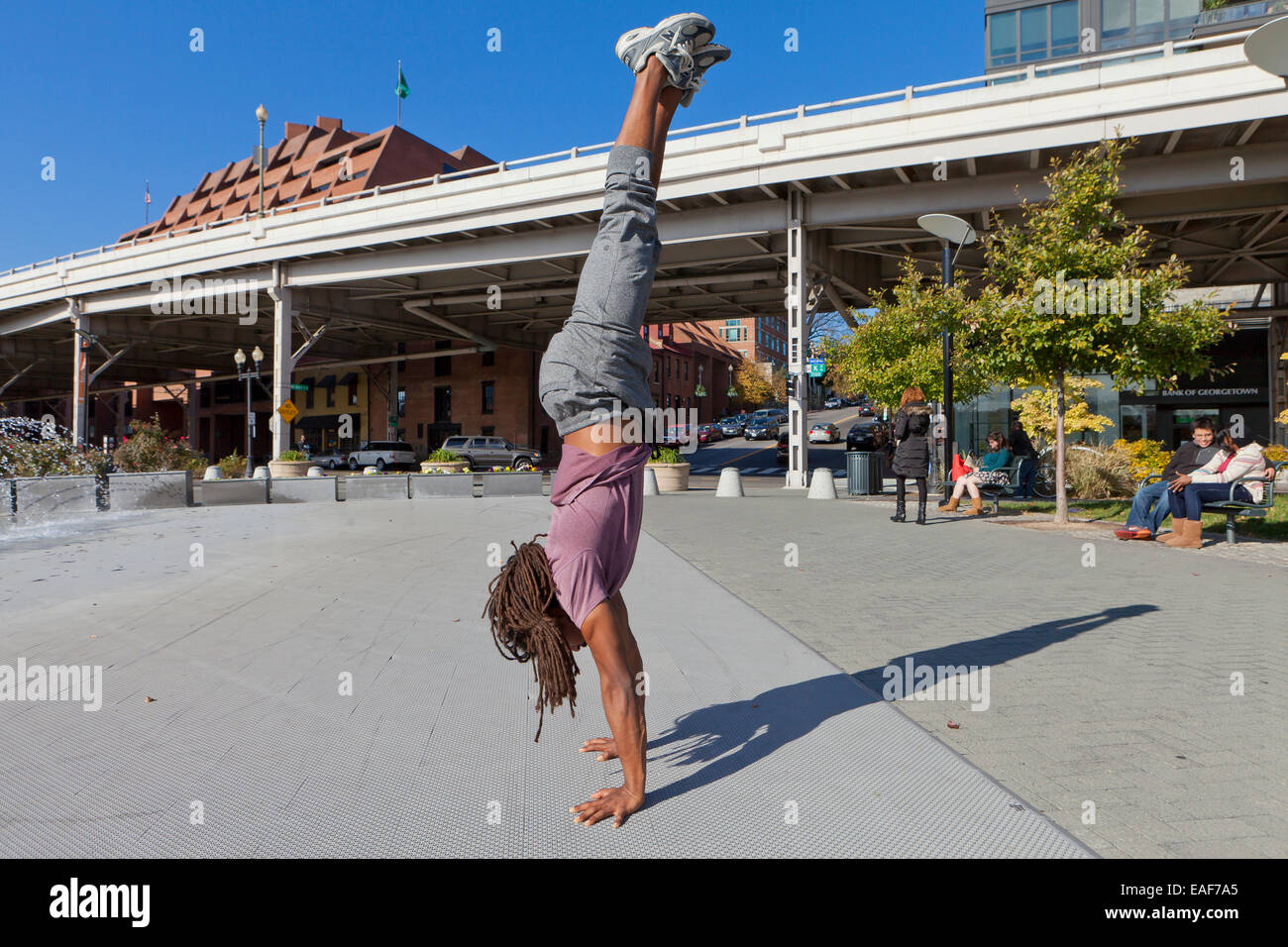 Mann tut Handstand - Georgetown, Washington, DC USA Stockfoto