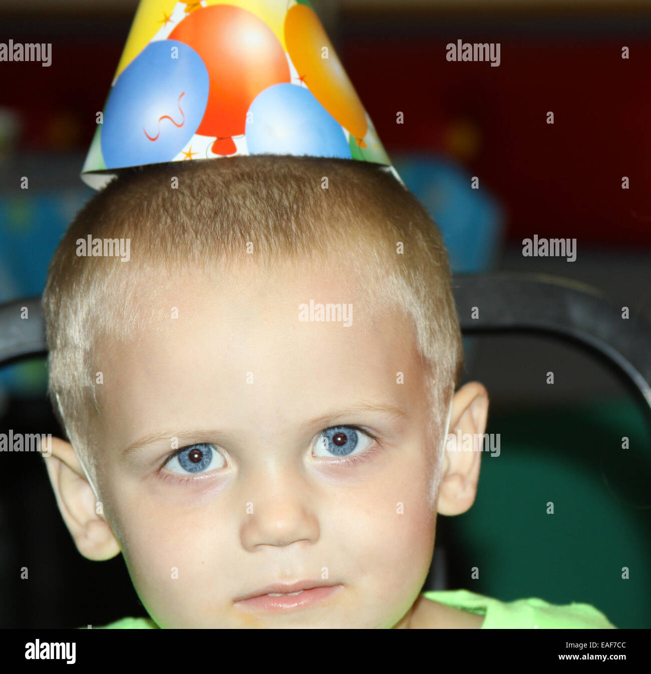Geburtstagskind mit blauen Augen Stockfoto