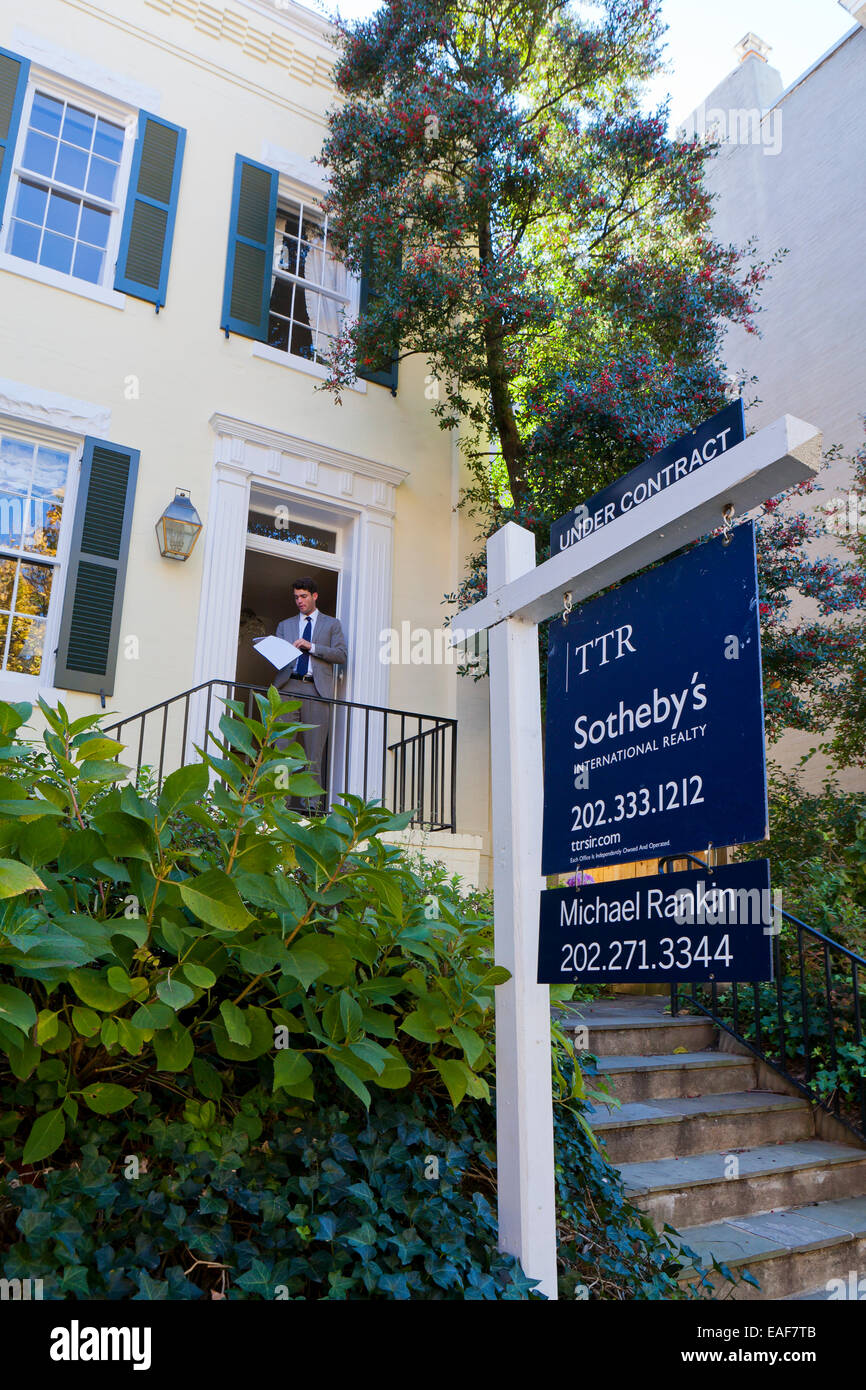 Sotheby's Immobilien Schild vor Haus - Georgetown, Washington, DC USA Stockfoto
