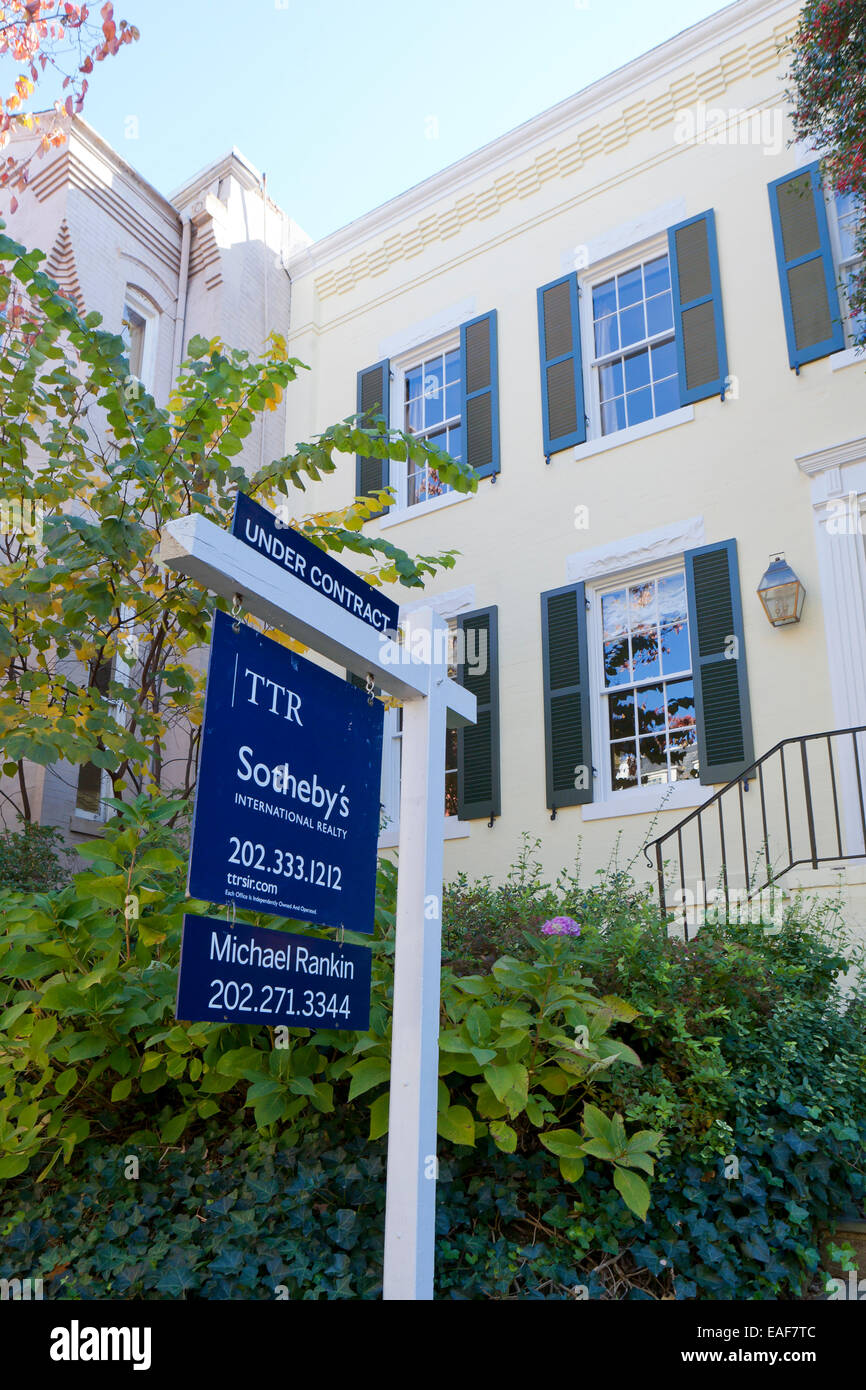 Sotheby's Immobilien Schild vor Haus - Georgetown, Washington, DC USA Stockfoto