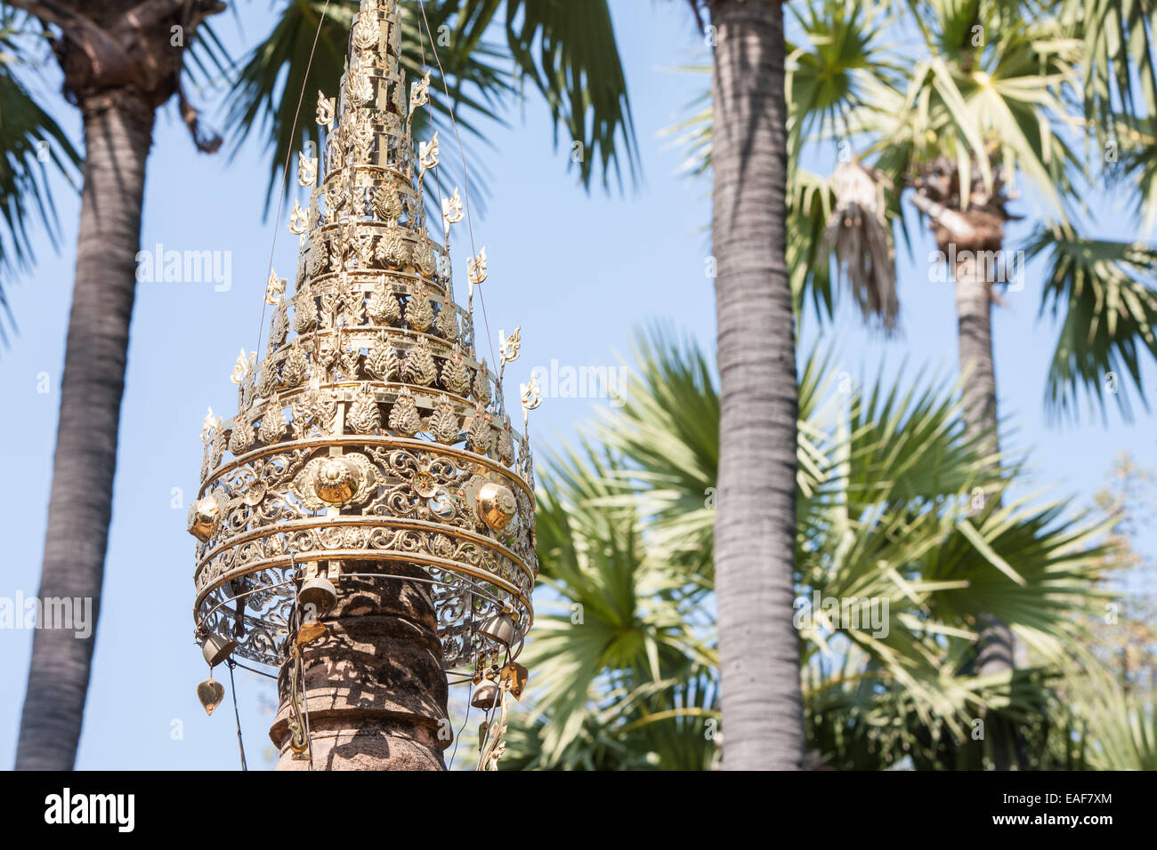 Top der Goldene Pagode und Palmen am Aung Zaw Paya, buddhistische Tempel, Inwa, Ava, in der Nähe von Mandalay, Birma, Myanmar, Asien Stockfoto