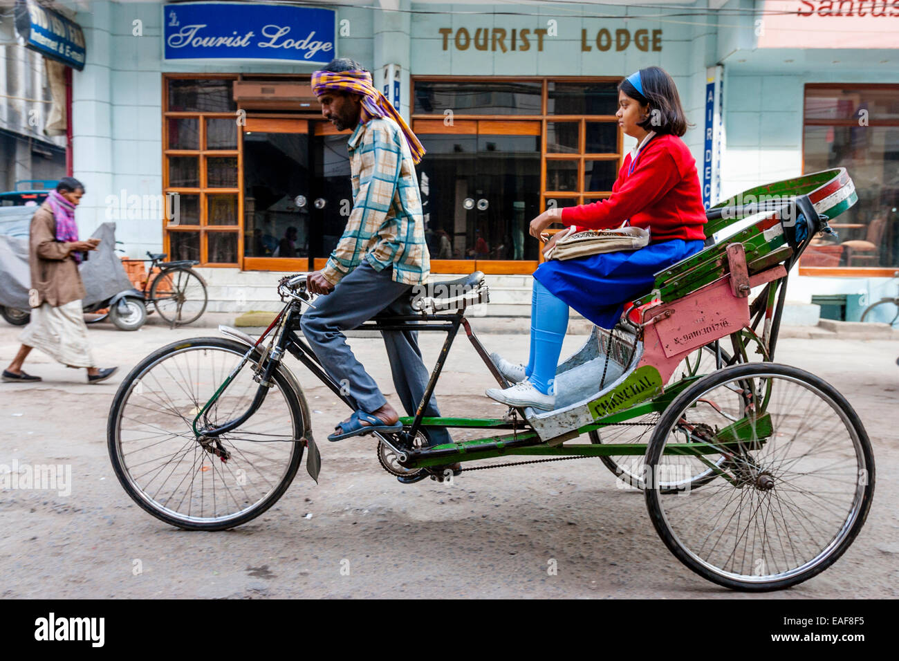 Ein Schulmädchen ist per Rikscha Taxi, New Delhi, Indien zur Schule gebracht. Stockfoto