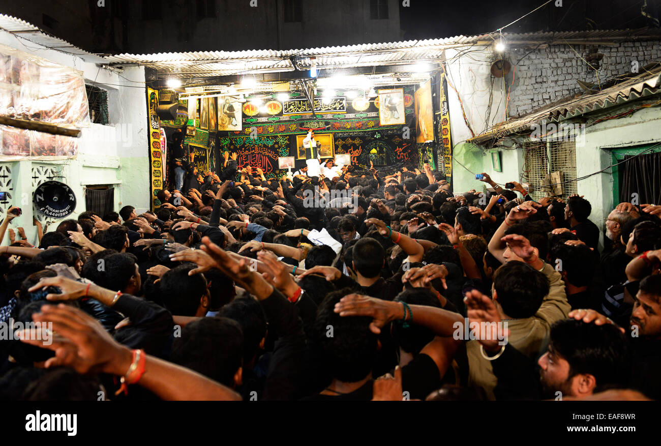 Shia Männer prügeln ihre Köpfe während der Trauerzeremonie am 8. Tag von Muharram. Stockfoto