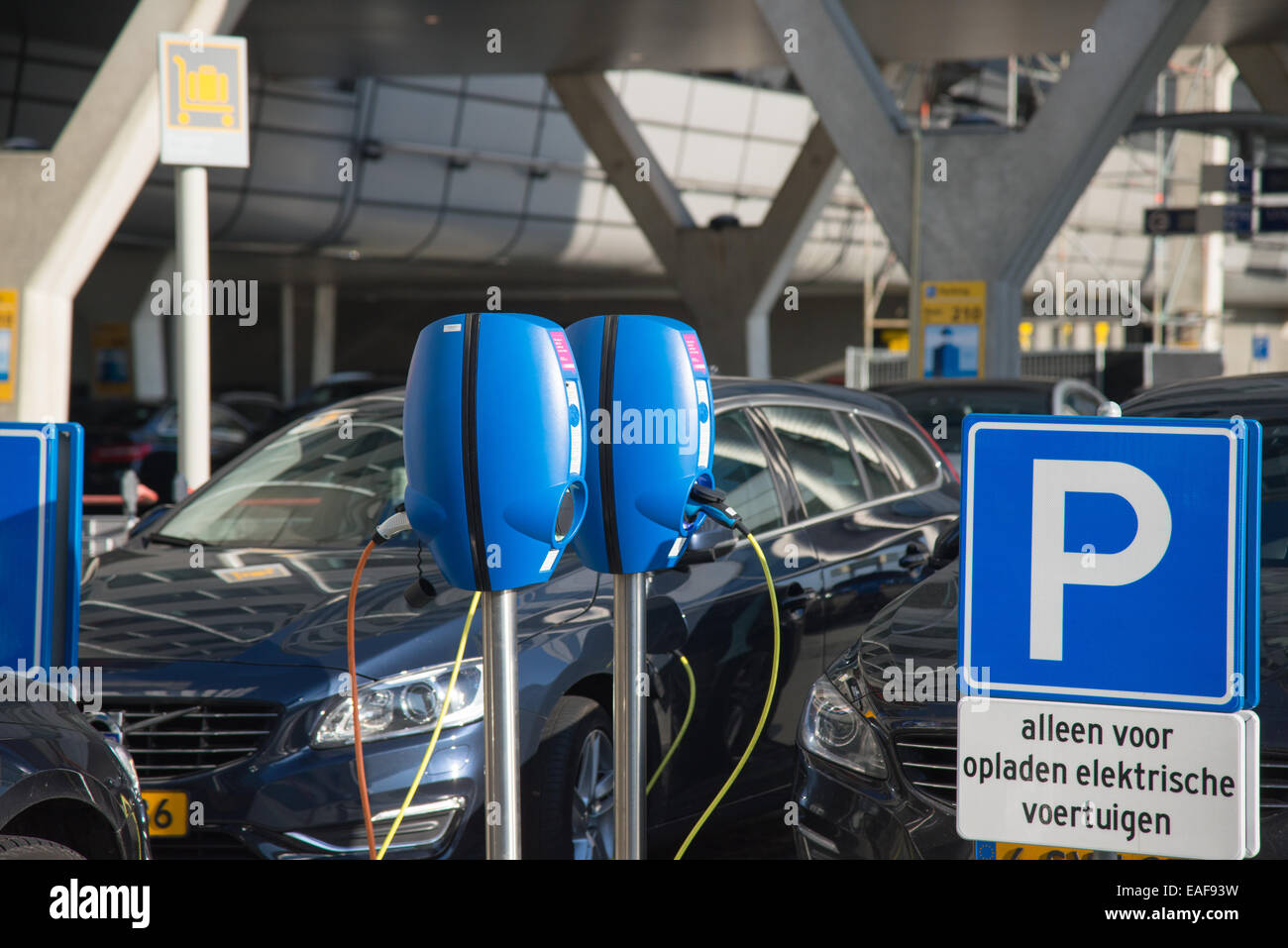 Parkplatz für Elektro-Autos nur bei Schiphol Flughafen Amsterdam holland Stockfoto
