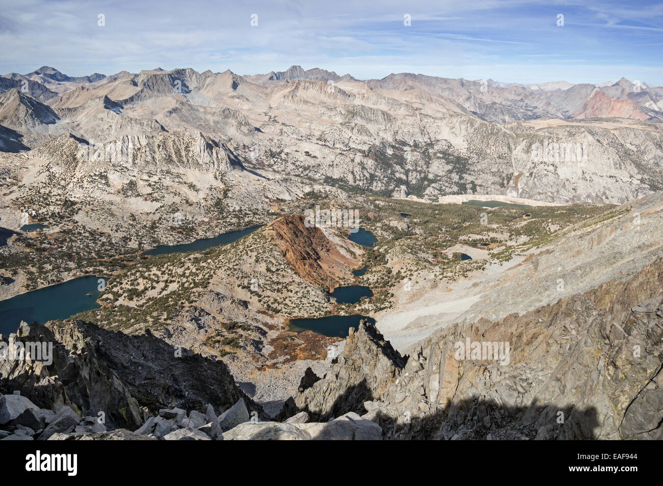 Blick vom Gipfel des Cloudripper Berges über Schokolade Peak und langen See in die Berge der Sierra Nevada Stockfoto