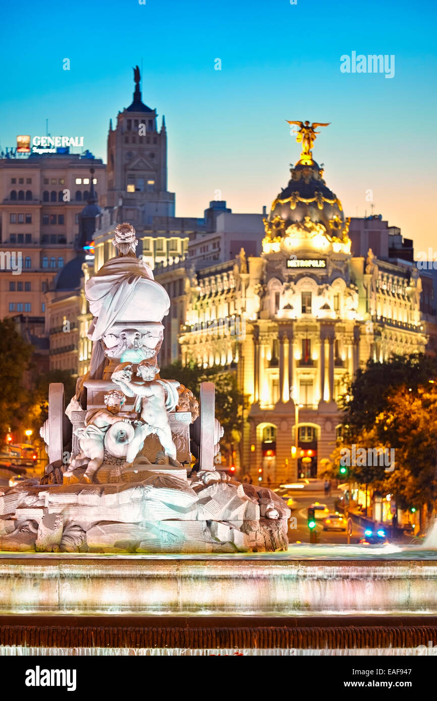 Rückansicht der Cibeles-Brunnen mit der Metropolis Gebäude im Hintergrund. Madrid, Spanien Stockfoto