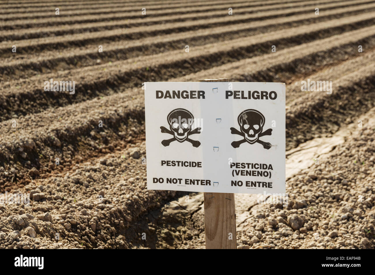 Pestizid-Warnschild im Feld bereit für die Bepflanzung Stockfoto
