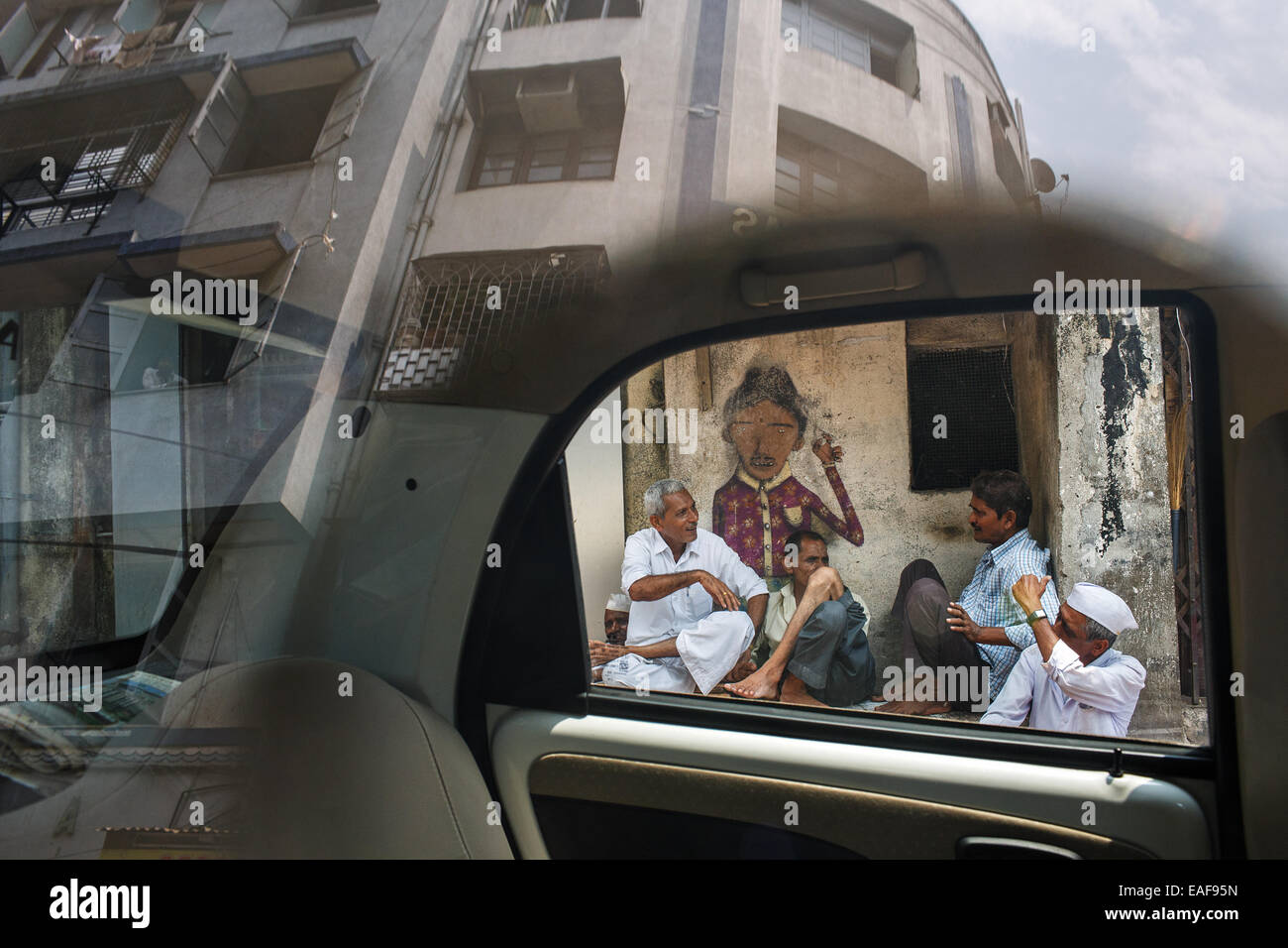 Eine Gruppe von Männern gesehen durch ein Autofenster in Mumbai, Indien. Stockfoto