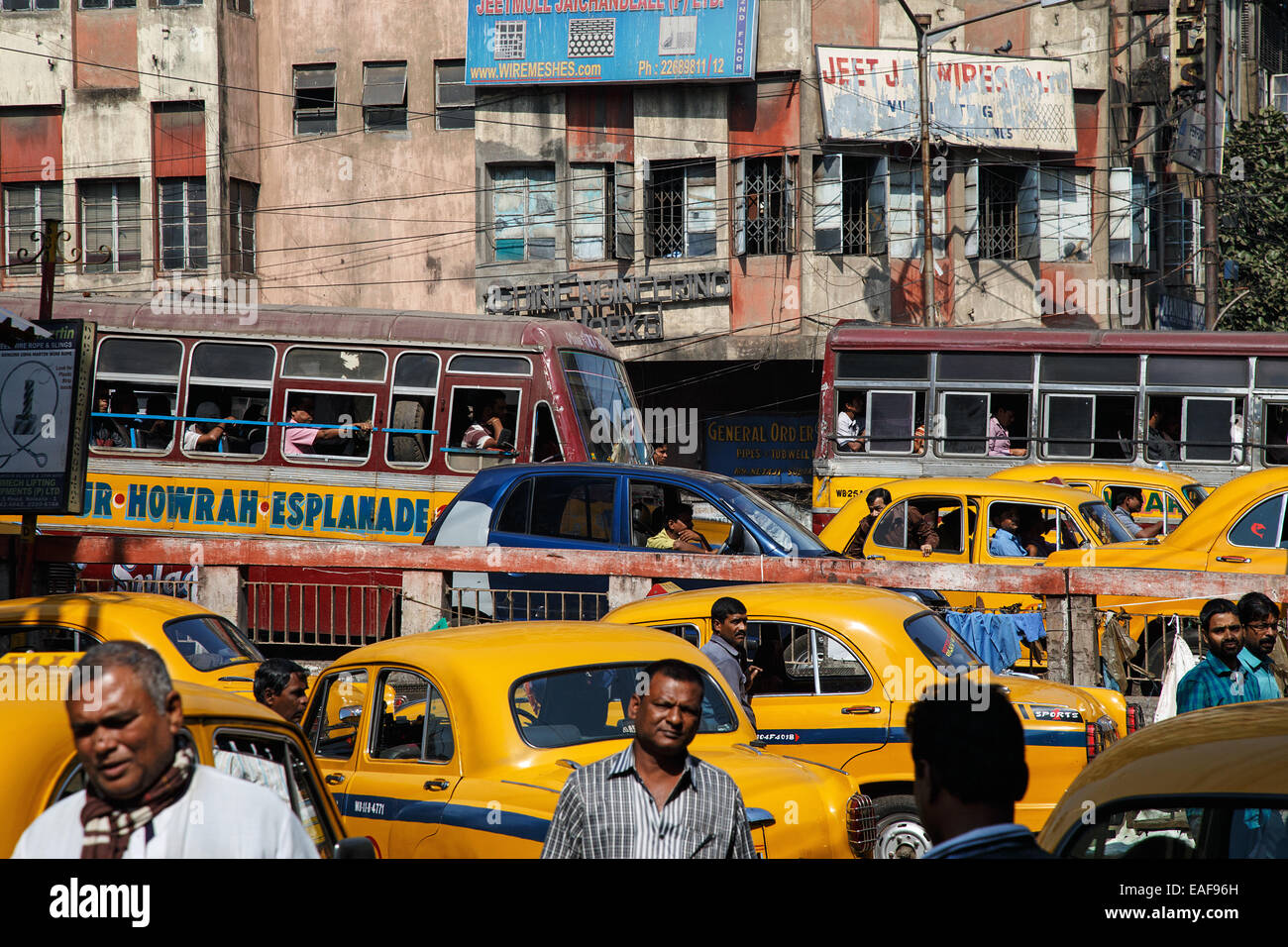 Ein Straßenverkehr mit Autos, Taxis, Bussen und Menschen auf einer der Hauptstraßen von zentralen Kalkutta, Indien. Stockfoto