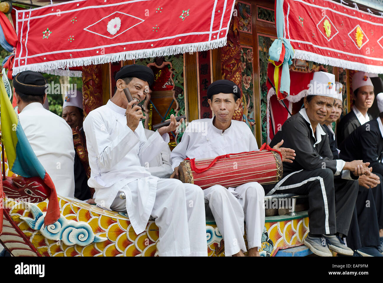 Musiker während der Begräbnis-Prozession, Cao Dai Tempel in Tay Ninh, Vietnam Stockfoto