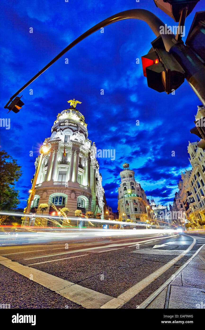 Metropolis Gebäude und Gran Via Street in der Dämmerung. Madrid, Spanien. Stockfoto