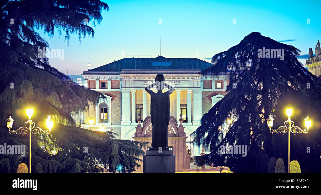 Statue zu Ehren des spanischen Dramatikers Jacinto Benavente in Buen Retiro Park. Madrid, Spanien Stockfoto