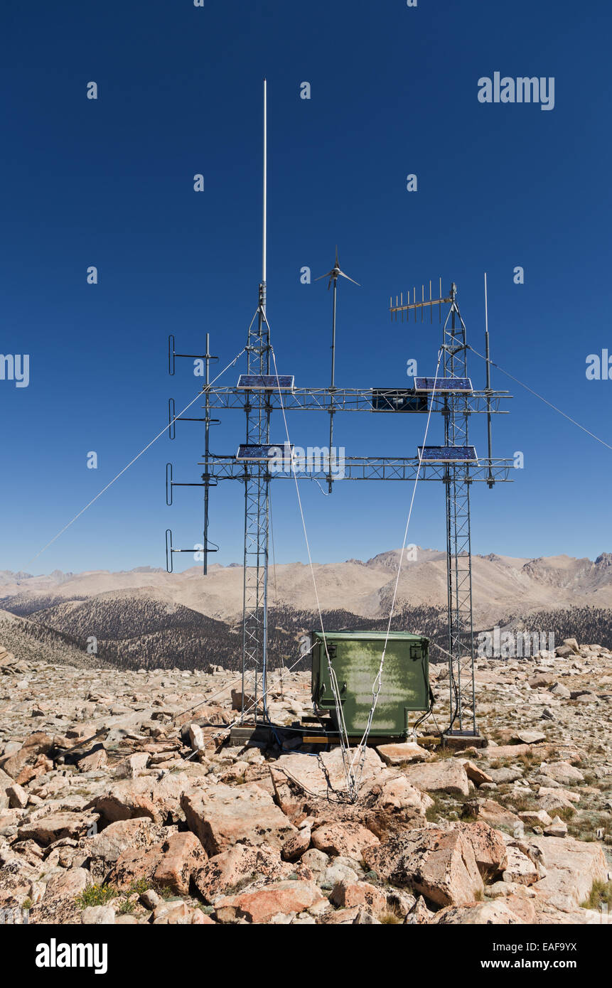 Mountain Top solar powered Radio Repeater Antenne Array mit Solarzellen und Windgenerator Stockfoto