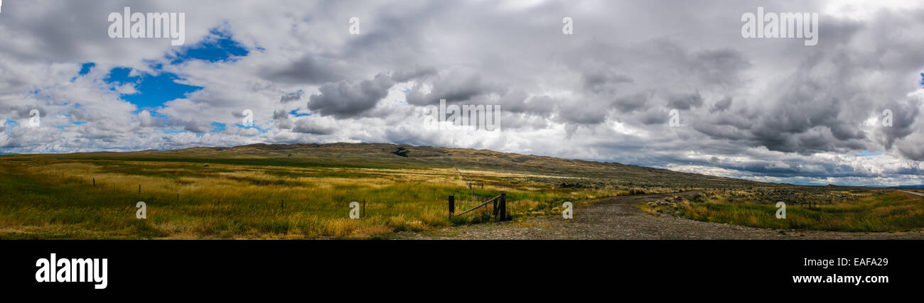 Malerische Ausblicke auf ländlichen Montana Farmland unter stürmischen Himmel Stockfoto