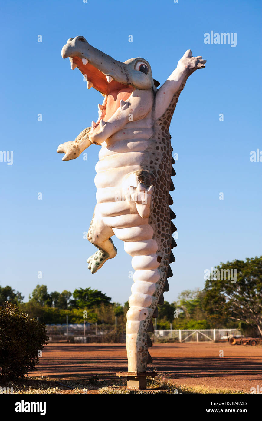 Australien-Straße-Seite-Attraktion: Defchris. Funny Jumping Crocodile Skulptur am Adelaide River Queen Cruises in der Nähe von Darwin. Stockfoto