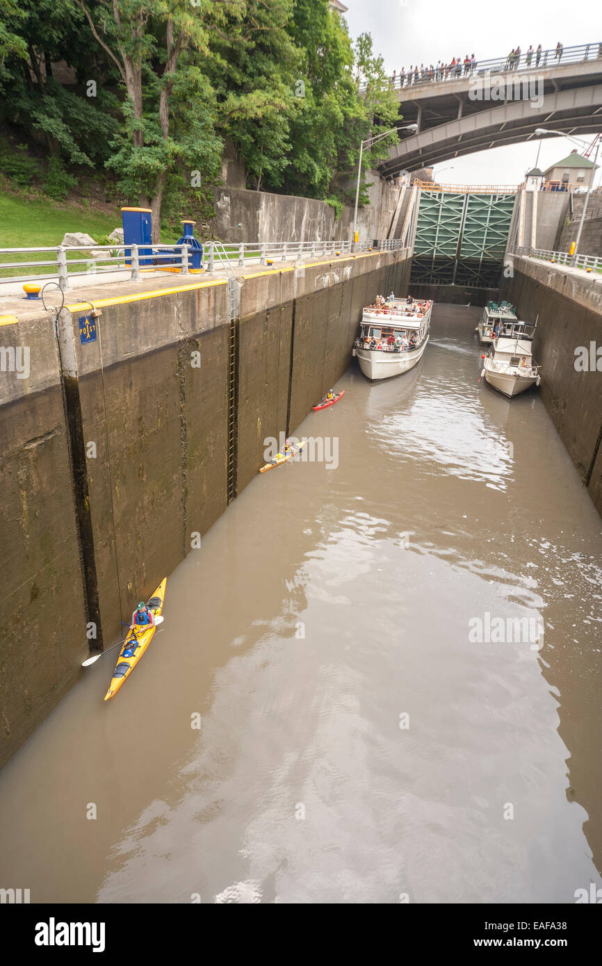 Kajak Eriekanal Lockport. Drei Kajaks warten im unteren Teil des doppelten Aufzug Schleusen 34; 35 mit Tour cruise Boot, Kleinboote Stockfoto