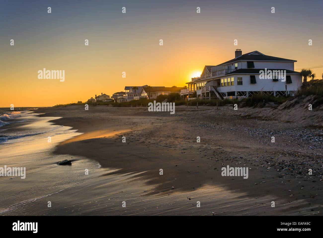 Sonnenuntergang am Strand Häuser in Edisto Beach, South Carolina. Stockfoto