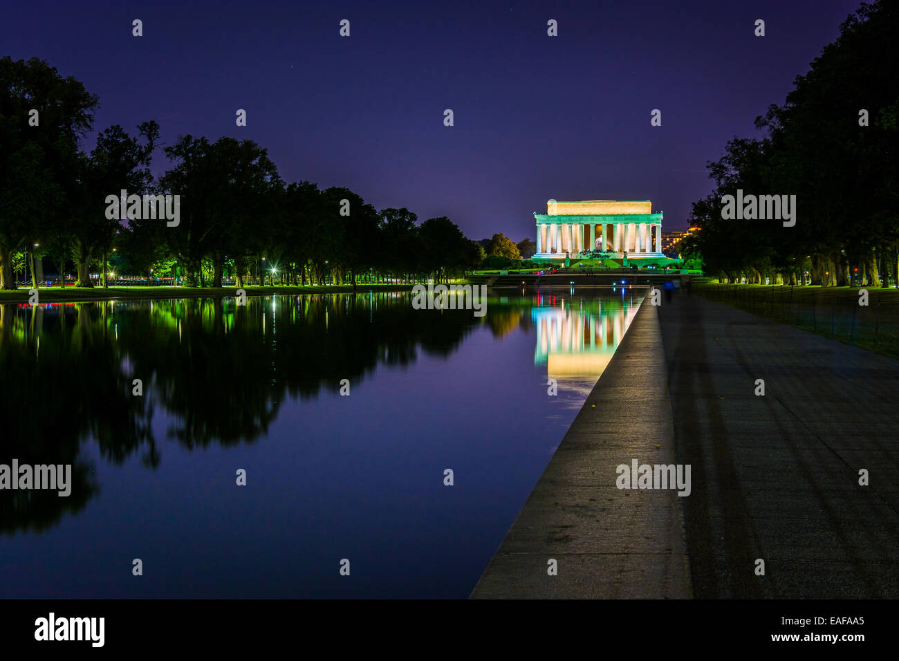 Das Lincoln Memorial reflektiert in der Reflexion Pool nachts an der National Mall in Washington, DC. Stockfoto