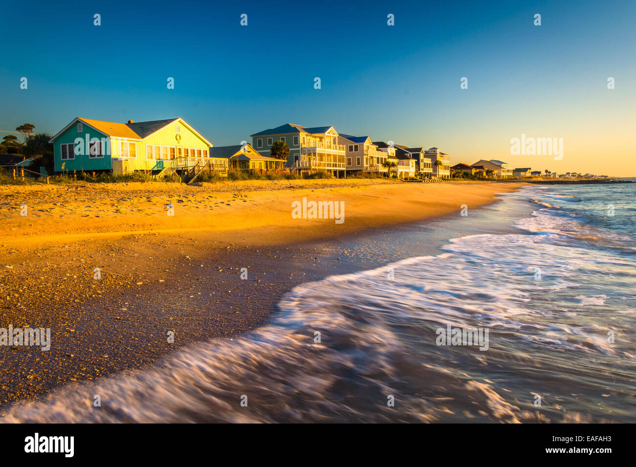 Wellen im Morgenlicht an am Strand Häuser in Edisto Beach, South Carolina und Atlantischen Ozean. Stockfoto