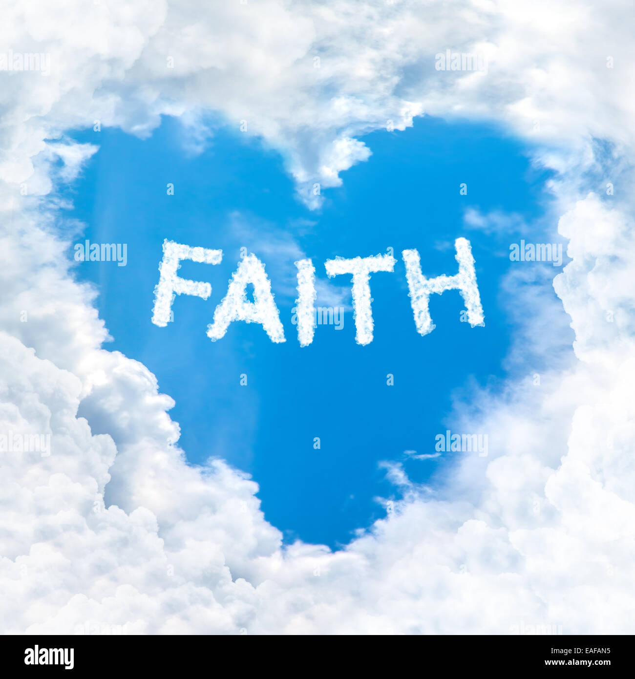 Glaubens Wort in Liebe Wolke Herz Form blauen Himmelshintergrund nur Stockfoto