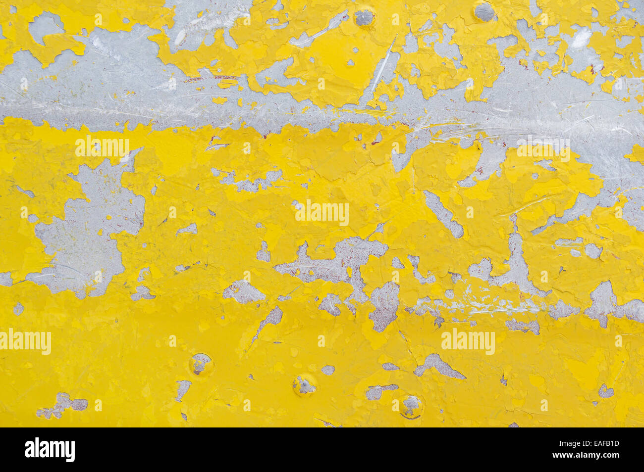 abblätternde gelbe Farbe auf einem alten Boot Hintergrundtextur Aluminium Stockfoto