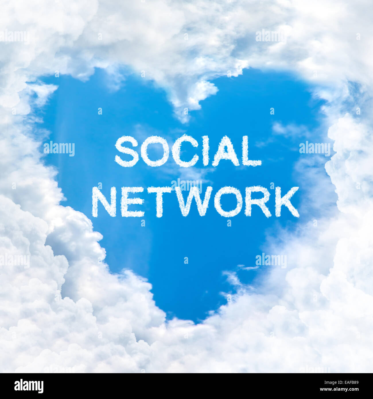 soziales Netzwerk Wort Wolke gradient blauer Himmelshintergrund nur Stockfoto